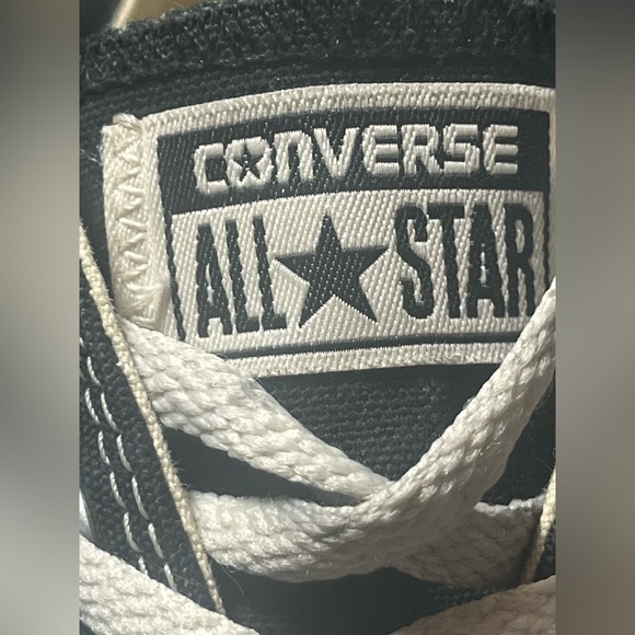 Converse Low Tops Shoes - Black & White - Women’s Size 6 & Men’s Size 4 - Picture 3 of 12